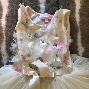 Baby dress. Tutu yellow